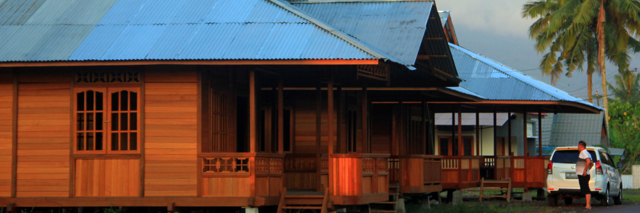 Menyambangi Desa Woloan, Markas Pengrajin Rumah Adat Minahasa