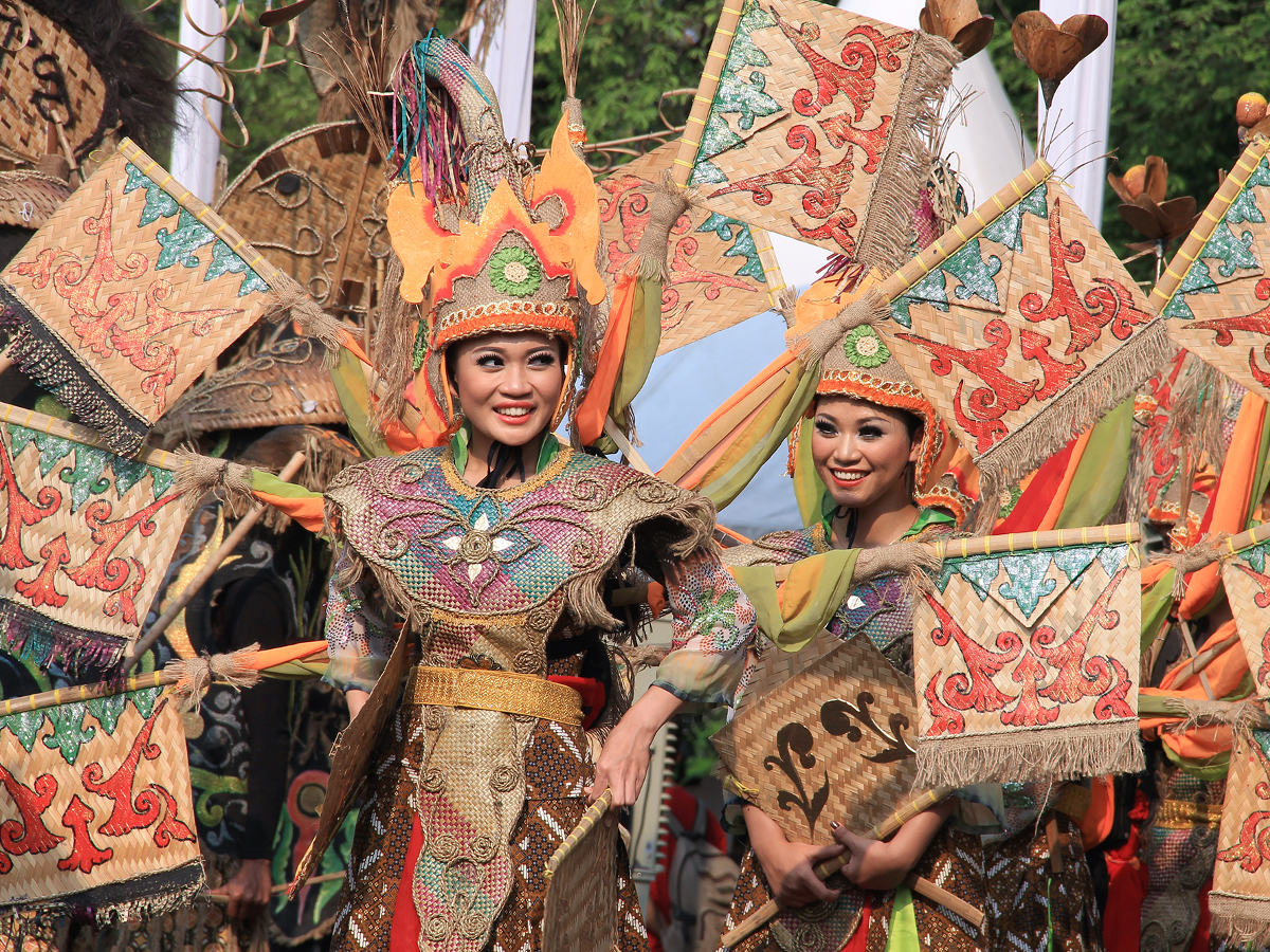 Warna-Warni Budaya dalam Karnaval Nusantara HUT ke-68 RI
