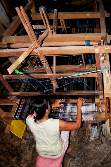 Aktivitas menenun biasanya dilakukan oleh para perempuan mulai dari pukul sembilan pagi hingga pukul tiga sore