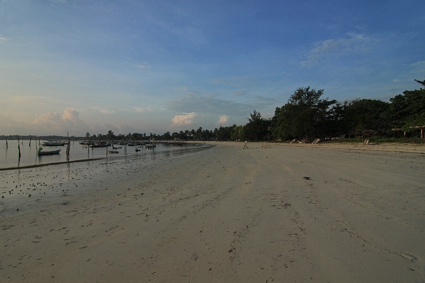 Dari Pantai Tanjung Kelayang, pengunjung dapat melihat hijaunya Pulau Babi yang berada di dekat pantai ini