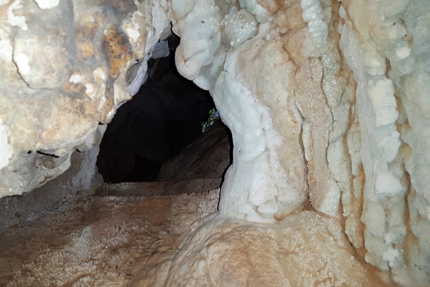 Keindahan stalagtit dan stalagmit menjadi salah satu daya tarik dari gua yang terdapat di Rammang-Rammang