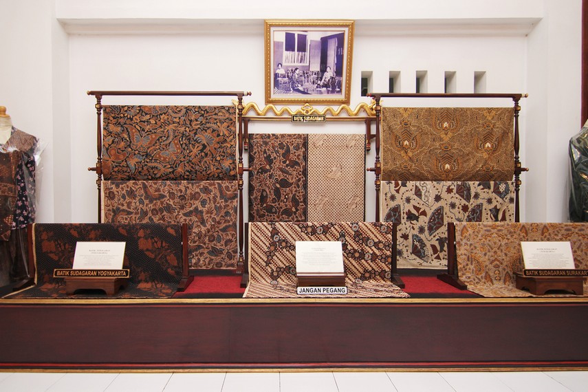 Batik Saudagaran berkembang saat keraton tidak dapat memenuhi permintaan batik. Batik ini memakai motif keraton yang ditambahkan kreasi sendiri