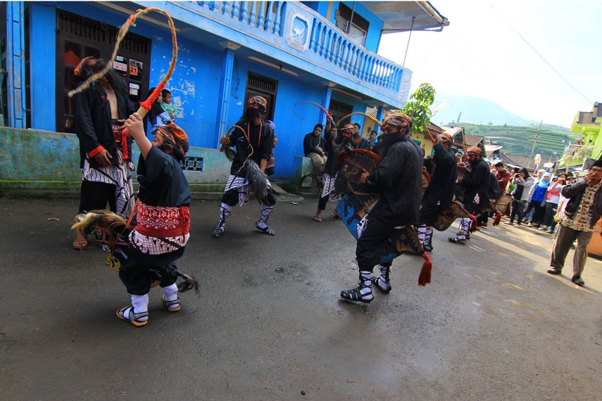 Berbagai kelompok kesenian tradisional juga menjadi bagian dalam pawai mengelilingi desa. Pawai ini akan berakhir di Kompleks Candi Arjuna