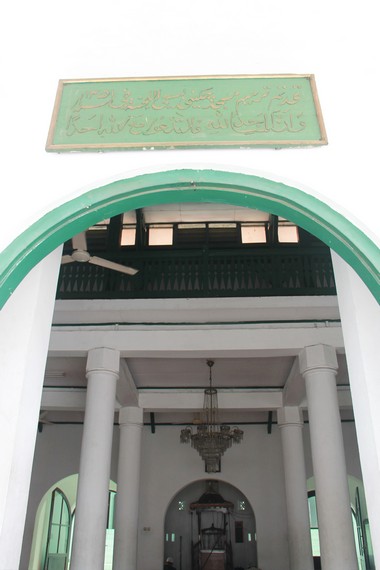 Dekorasi Masjid Al Makmur yang masih mempertahankan bentuk aslinya