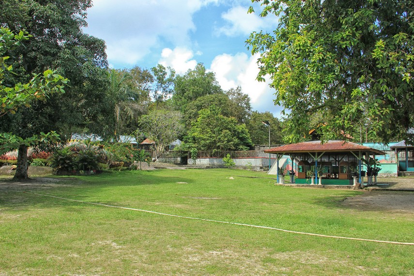 Di halaman belakang Museum Tanjung Pandan, terdapat Kebun Binatang Mini Belitung