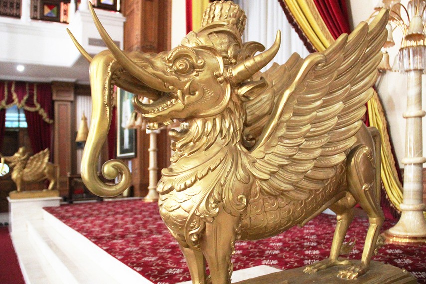Sepasang patung lembu suana menghiasi singgasana Sultan di Kedaton Kutai Kartanegara