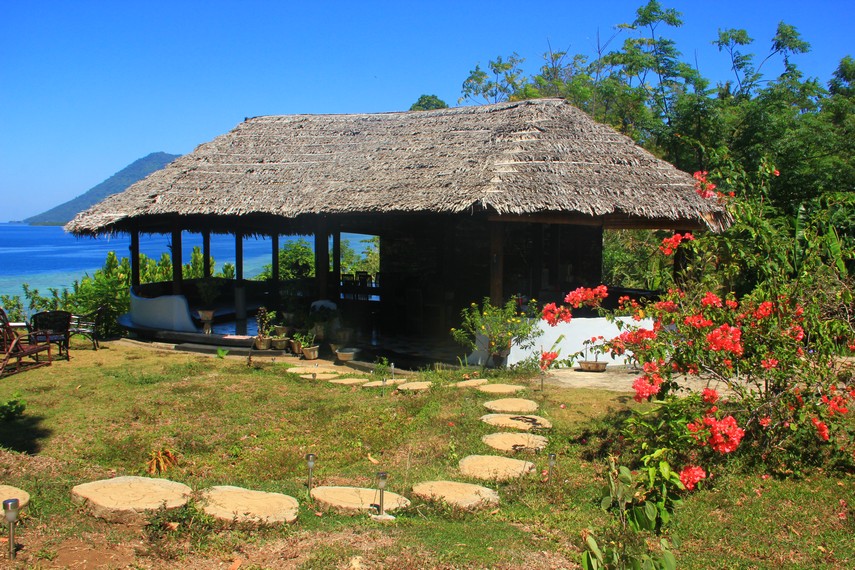 Banyak fasilitas penginapan dengan taraf internasional bagi wisatawan yang ingin tinggal lebih lama di pulau ini