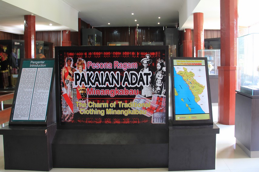 Salah satu ruangan museum Adityawarman yang memamerkan pakaian adat dari masyarakat Minangkabau
