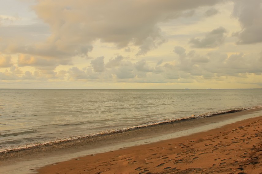 Pasir lembut dan hembusan angin yang sejuk membuat kunjungan ke Pantai Padang menjadi terasa begitu nyaman