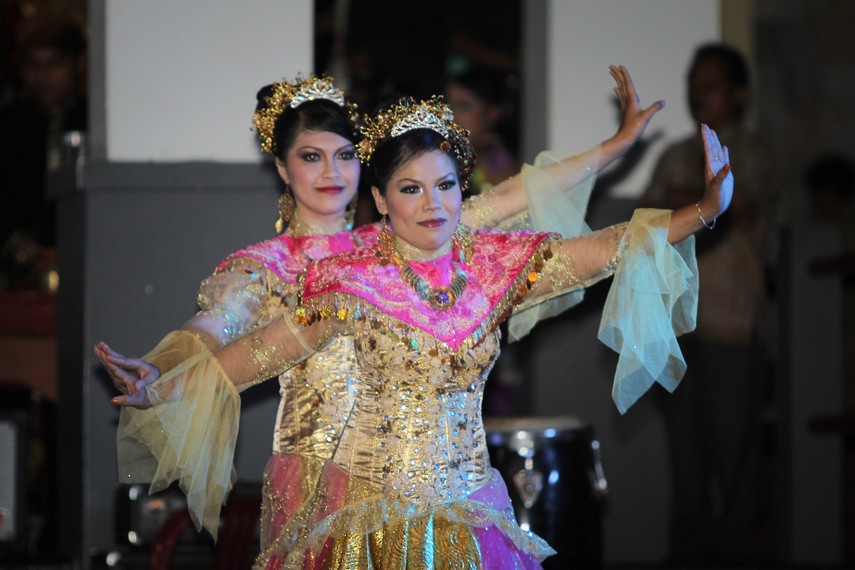 Salah satu buah kreativitas para koreografer tari asal Minangkabau adalah tari Bersukaria