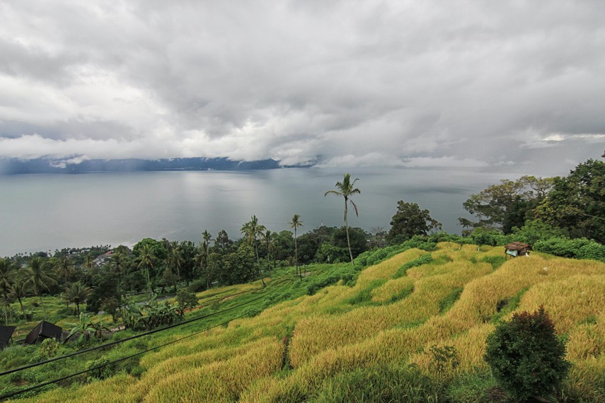 Daya tarik utama Danau Maninjau terletak pada panorama alamnya saat dilihat dari kejauhan