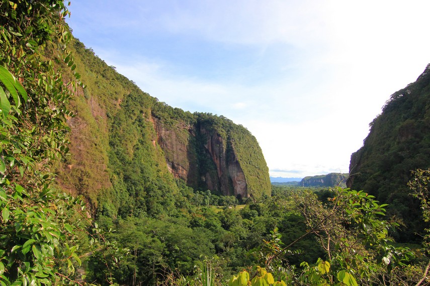 Pemandangan lembah Harau dilihat dari atas bukit