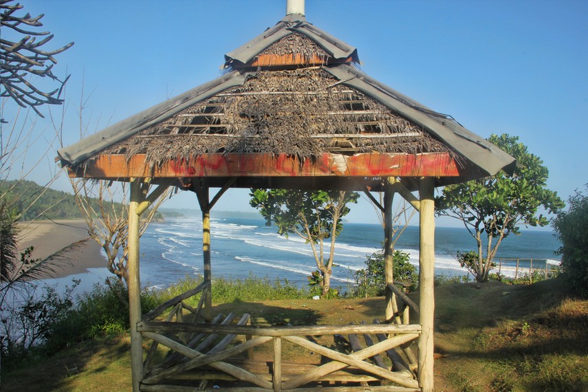 Pondokan yang kerap menjadi tempat  favorit para pengunjung untuk menikmati suasana Pantai Karang Nini yang indah