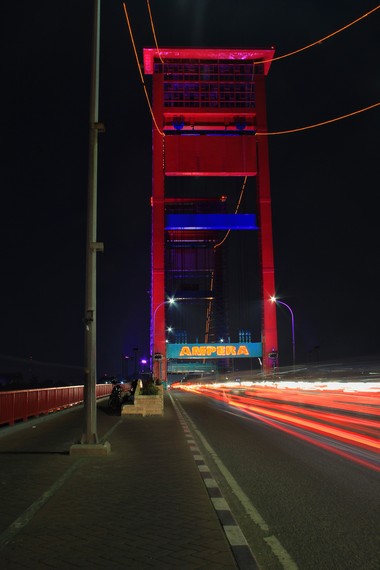 Melancong ke Palembang belum lengkap jika belum menyaksikan keindahan Jembatan Ampera di malam hari