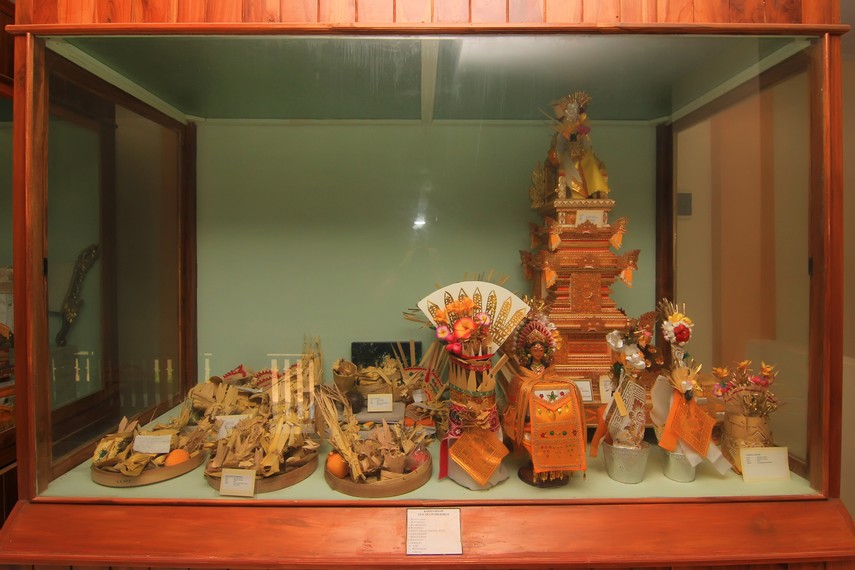 Berbagai jenis sesajian yang digunakan dalam lima dimensi ritual keagamaan masyarakat Hindu Bali