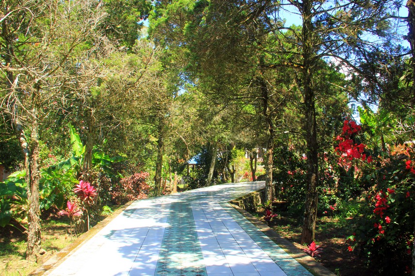 Jalan berliku yang harus dilalui pengunjung untuk menuju makam Sam Ratulangi