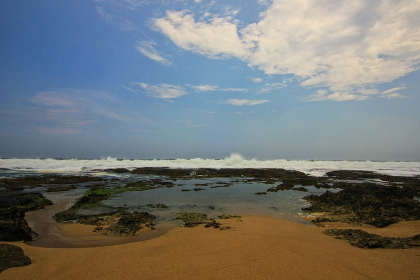 Memandangi laut lepas beserta ombak besarnya menjadi hal yang menyenangkan di Pantai Pasir Putih Cihara