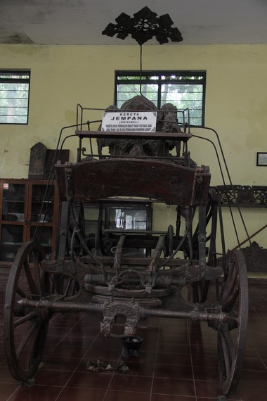 Kereta Kencana Jempana merupakan kereta kebesaran permaisuri Kesultanan Cirebon