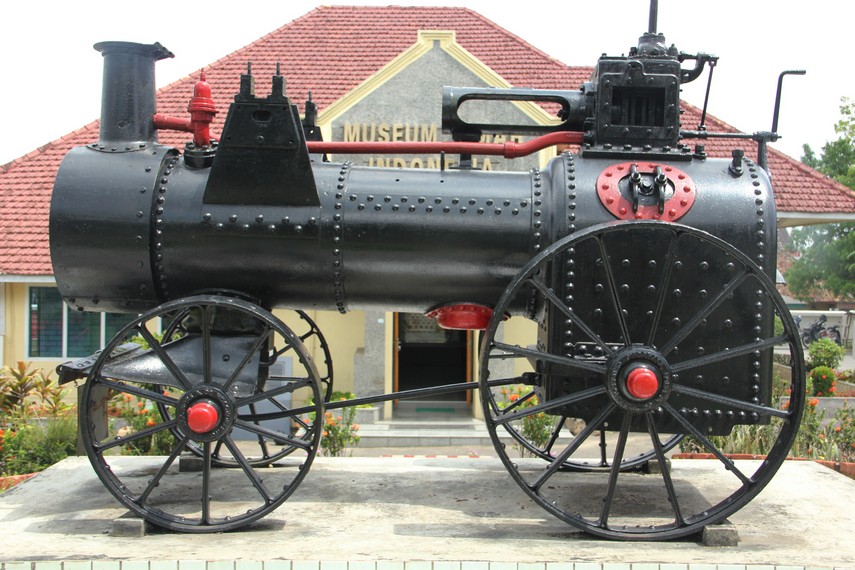 Lokomotif dari zaman Balanda terpajang di bagian depan Museum Timah Indonesia