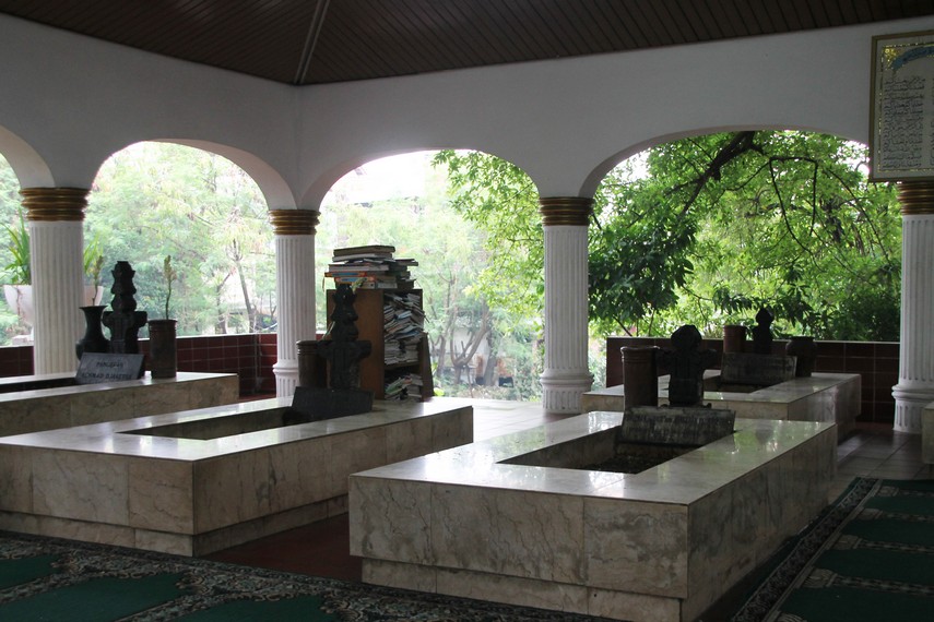 Makam Pangeran Jayakarta berada di bagian kiri di antara lima makam lainnya