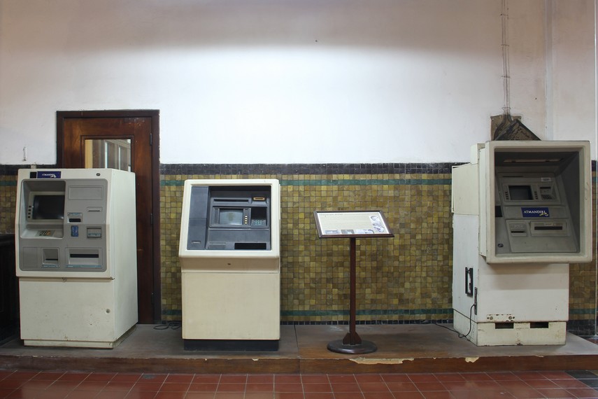 Mesin ATM angkatan pertama salah satu koleksi yang dapat dilihat di museum