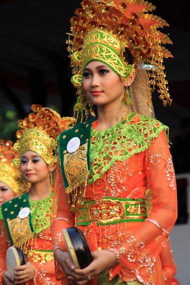 Pakaian adat Riau terbagi menjadi tiga, salah satunya pakaian adat siak Riau