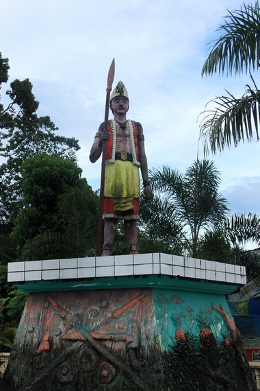 Patung tentara Kerajaan Badau yang berdiri tegap dihalaman depan Museum Badau