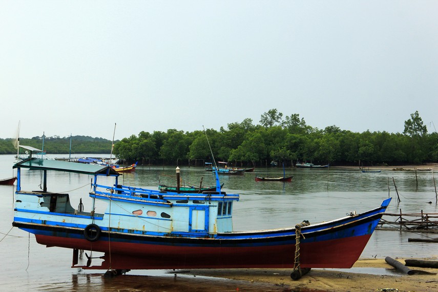 Perahu-perahu yang digunakan warga Selat Nasik untuk mencari ikan di laut. Warga Selat Nasik sebagian besar berprofesi sebagai nelayan