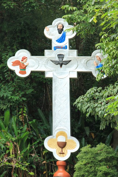 Salib milenium yang terletak di halaman Gua Maria yang dibangun sejak tahun 1997