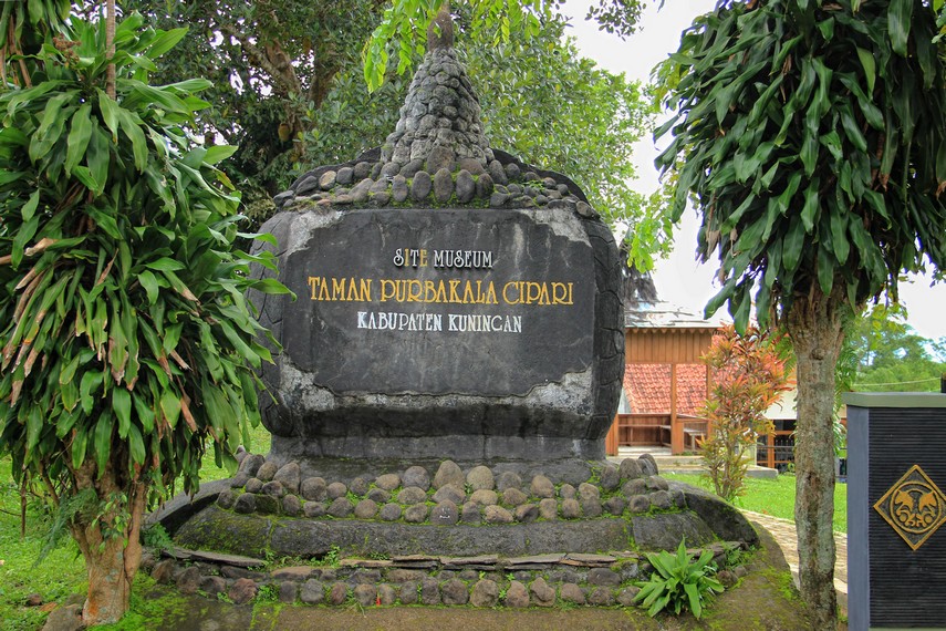 Situs Museum Taman Purbakala Cipari terletak di Kelurahan Cipari, Kecamatan Cigugur, Kuningan