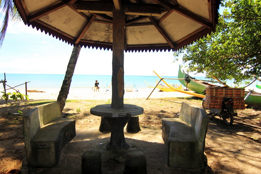 Tempat bersantai yang dapat digunakan pengunjung untuk duduk-duduk sambil menikmati suasana Pantai Burung Mandi