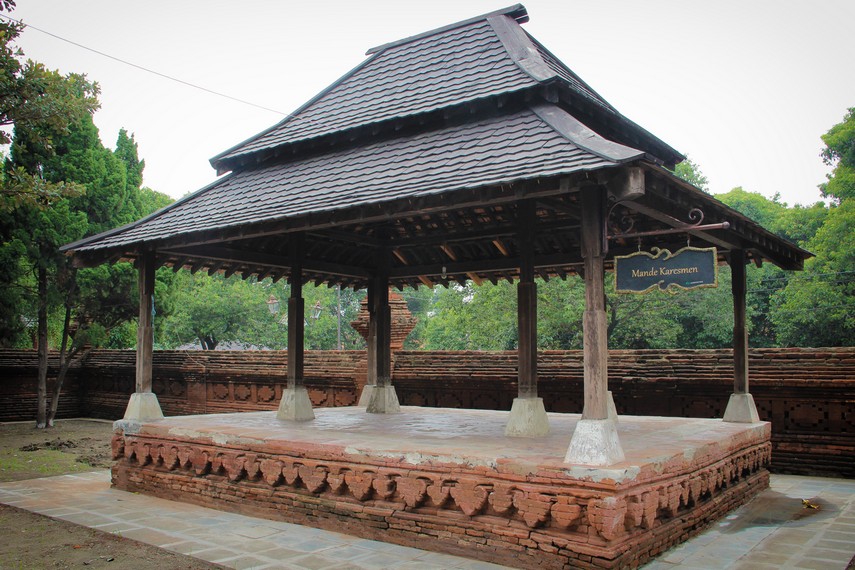 Terletak pada Kompleks Siti Hinggil, Mande Karasemen dahulu digunakan sebagai tempat bersantai keluarga keraton