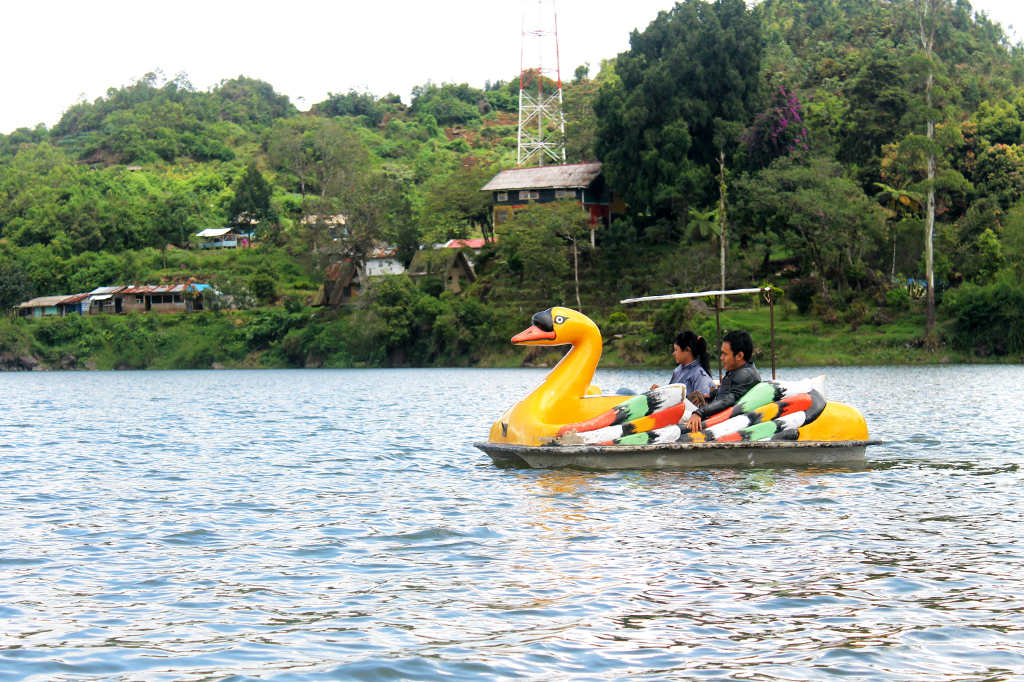 Sepeda Air tersedia bagi pengunjung yang ingin merasakan berkeliling danau