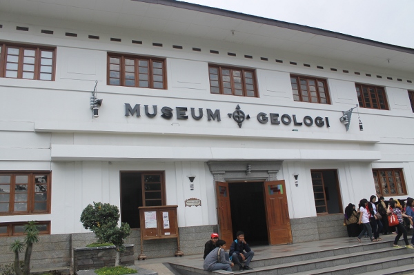 Museum Geologi di Jl. Diponegoro No. 57 Bandung ini merupakan tempat yang tepat untuk menggali wawasan seputar Geologi