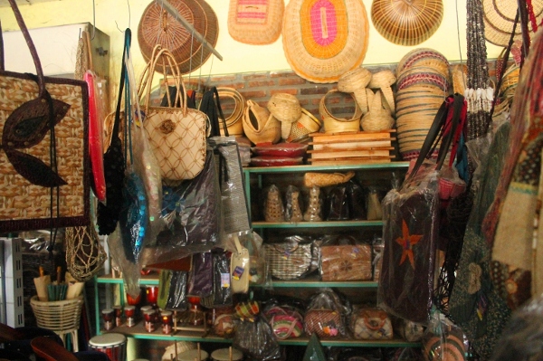 Berbagai jenis kerajinan anyaman yang diproduksi di Sentra Kerajinan Rajapolah