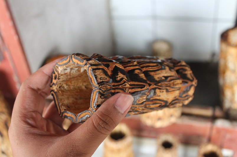 Motif yang terbentuk secara alami menjadikan kerajinan kayu batik begitu unik