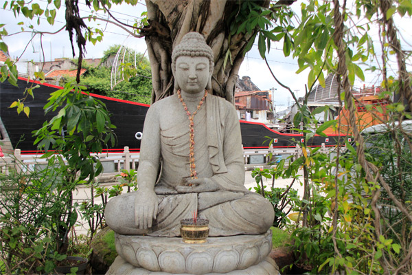 Patung Budha yang terdapat didepan Klenteng Tay Kak Sie