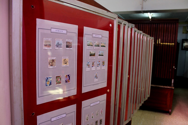 Koleksi berbagai macam perangko luar negeri