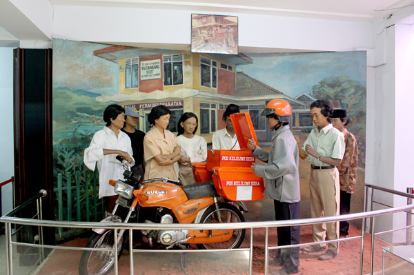 Diorama petugas pos di dalam Museum Pos Indonesia