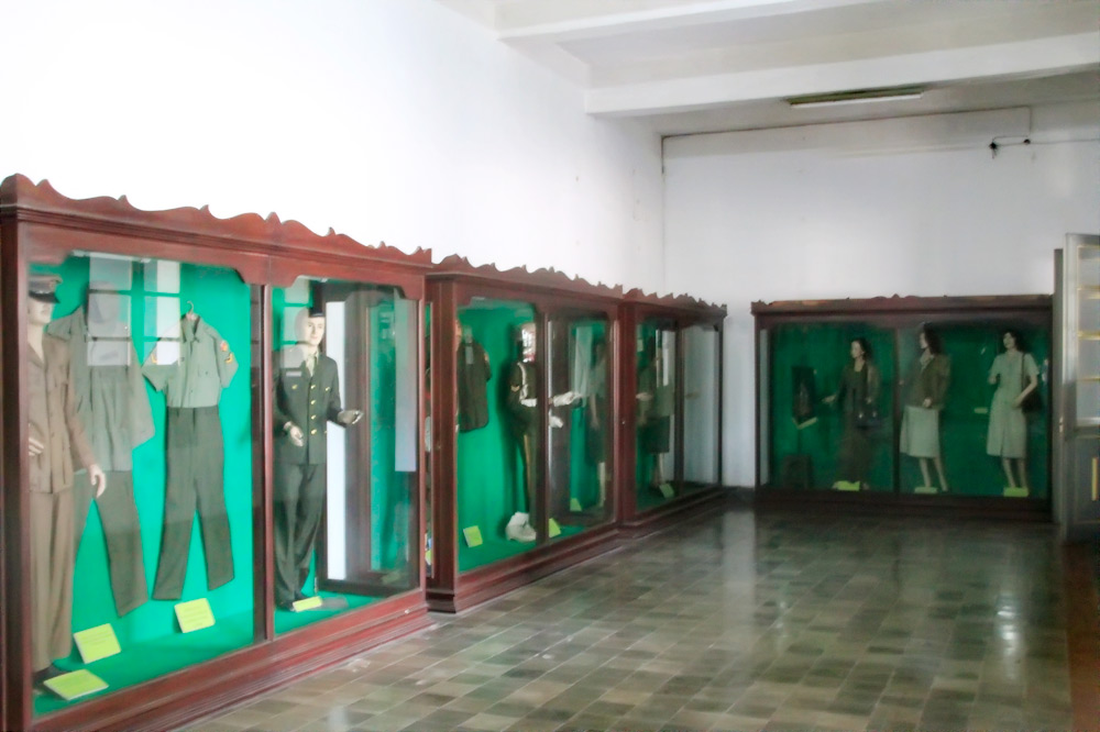 Koleksi seragam TNI dari masa ke masa yang ada di Museum Mandala Bhakti