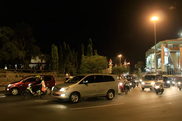 Suasana jalan diseputaran Simpang Lima, Semarang
