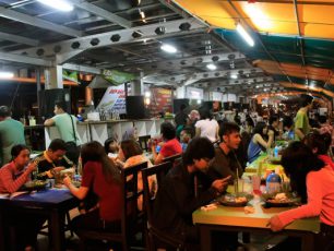 Menikmati Kulineran Malam di Simpang Lima, Semarang