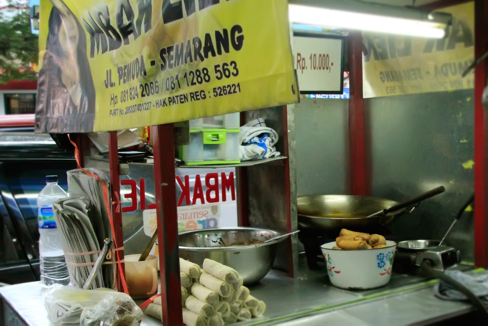 lumpia menjadi salah satu makanan khas yang dijual di Jalan Pandanaran