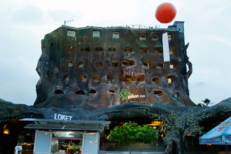 Hotel  Inn dengan gaya arsitektur pohon yang unik