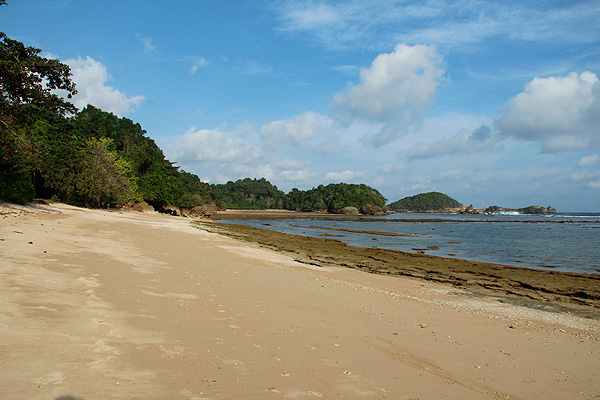 Tebing-tebing yang kokoh menjadi latar belakang Pantai Kondang Merak