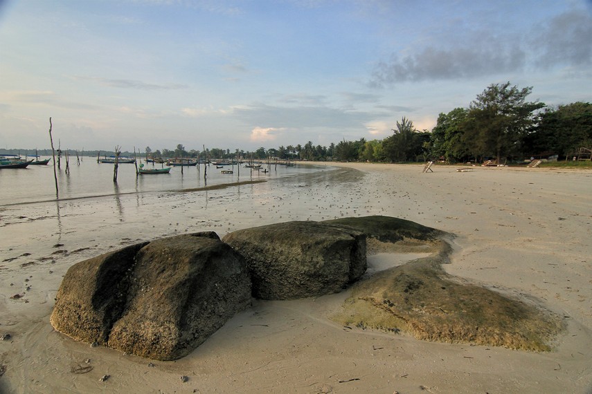 Pantai Tanjung Kelayang dikelilingi pantai-pantai indah lainnya, seperti Pantai Tanjung Tinggi dan Pantai Ketapang