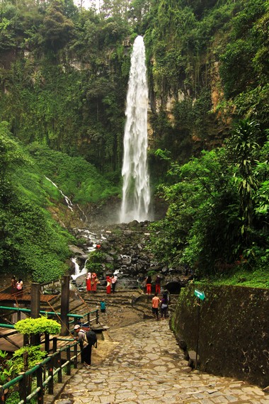 Air Terjun Grojogan Sewu terletak di dua desa, Desa Kaliroso dan Desa Tawamangu. Tempat wisata ini buka dari jam 09.00 WIB sampai 16.00 WIB