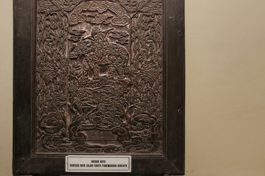 Dibuat tahun 1582, ukiran kayu karya Panembahan Girilaya menggambarkan Dewa Ganesha sedang menaiki seekor gajah