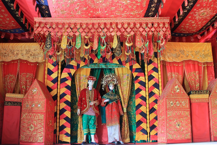 Replika pelaminan beserta busana pengantin Minangkabau melengkapi koleksi di sisi barat Museum Adityawarman