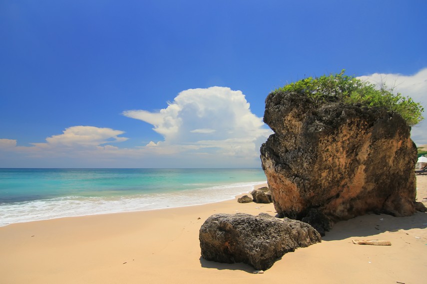 Laut biru, pasir putih, dan tebing karang di Pantai Dreamland akan menjadi bagian dari kenangan tak terlupakan